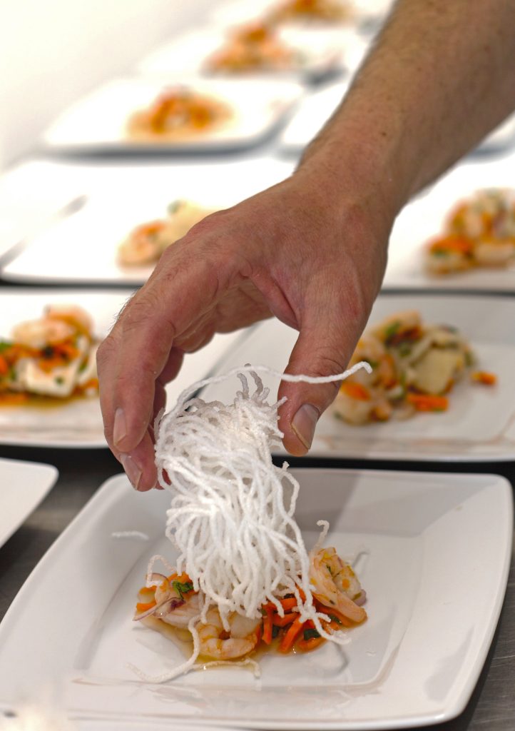Tintenfischsalat mit frittierten Glasnudeln