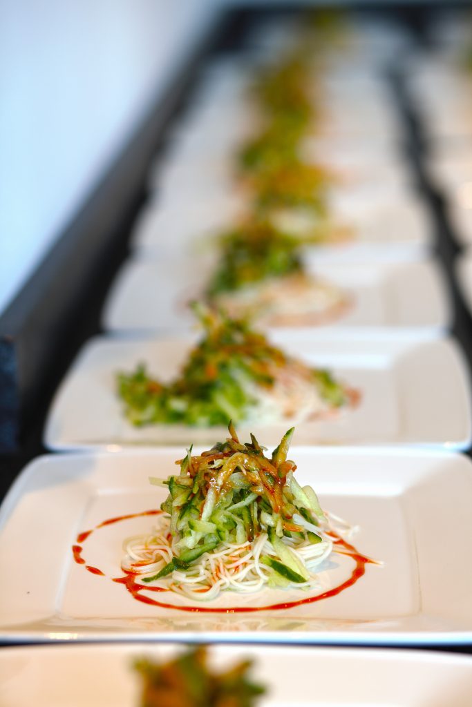 Weizennudeln mit Gurke, Gochujang-Reissirup-Soße und Sesam